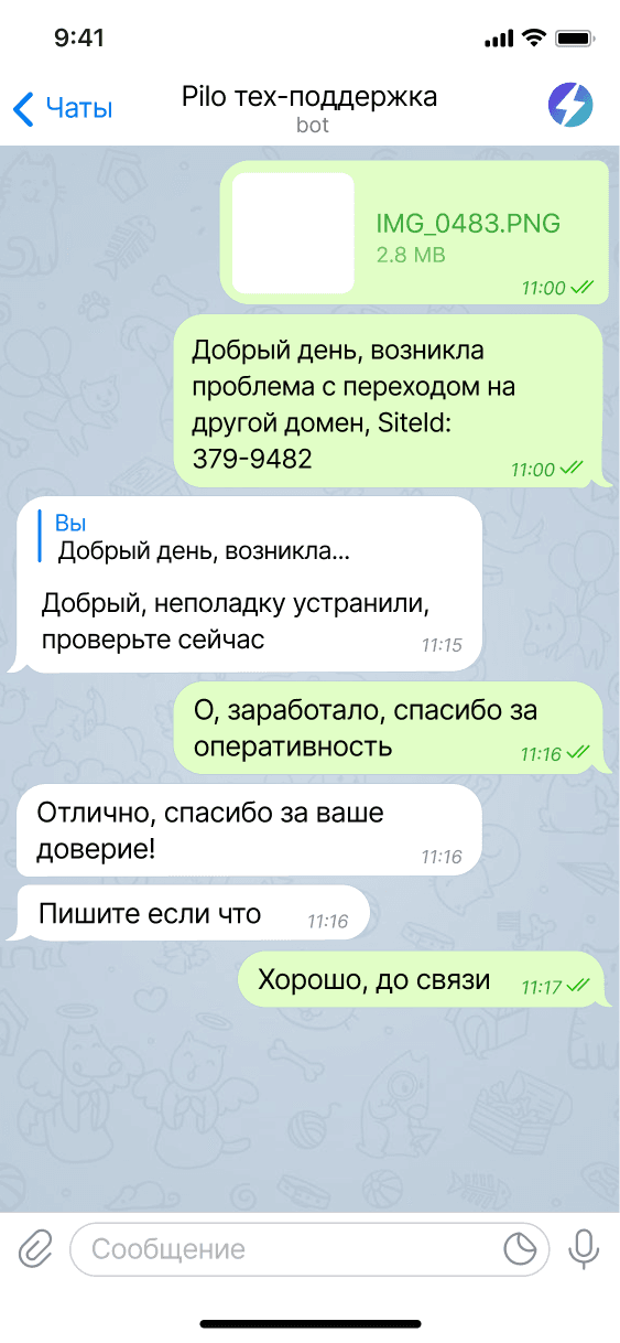 Специалист техподдержки помогает клиенту через чат