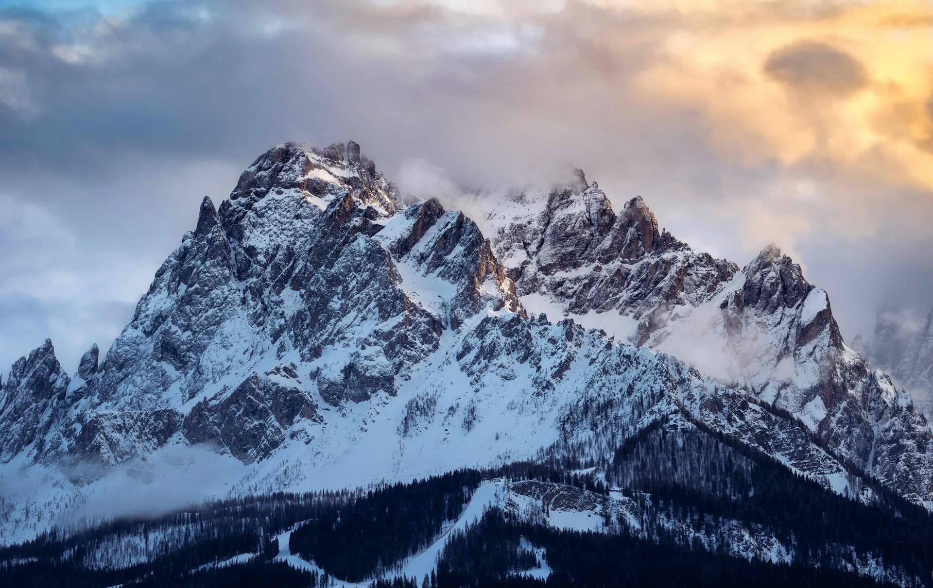 Горный пейзаж с заснеженными вершинами и зелёными долинами